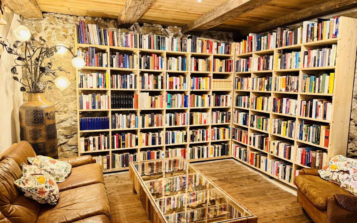 wildalm kaeseladen bibliothek 1170x730 - Wildseeloder Wanderung mit Kindern: Leichter Familienausflug zum Wildseelodersee in Fieberbrunn