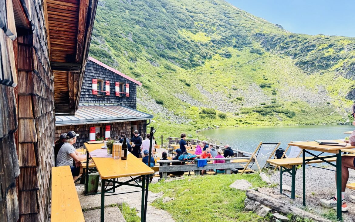wildseeloderhaus am see 1170x730 - Wildseeloder Wanderung mit Kindern: Leichter Familienausflug zum Wildseelodersee in Fieberbrunn