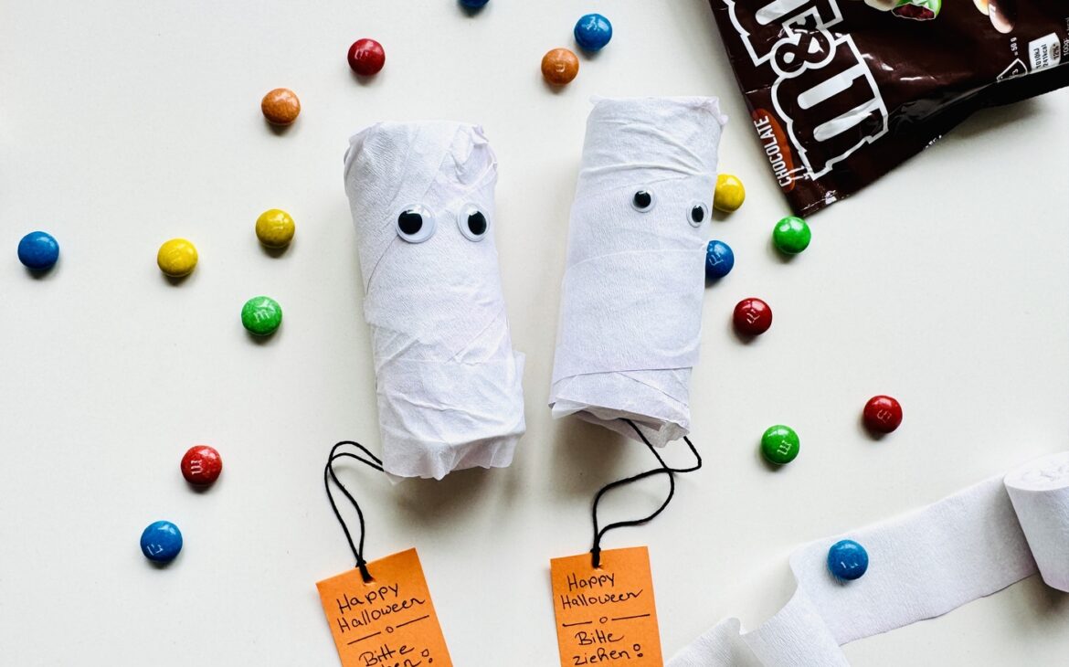 Halloween-Piñata basteln: Geist aus einer Klopapierrolle – einfache DIY-Idee für Kinder diy halloween pinata kinder 1170x730 - Halloween-Piñata basteln: Geist aus einer Klopapierrolle – einfache DIY-Idee für Kinder