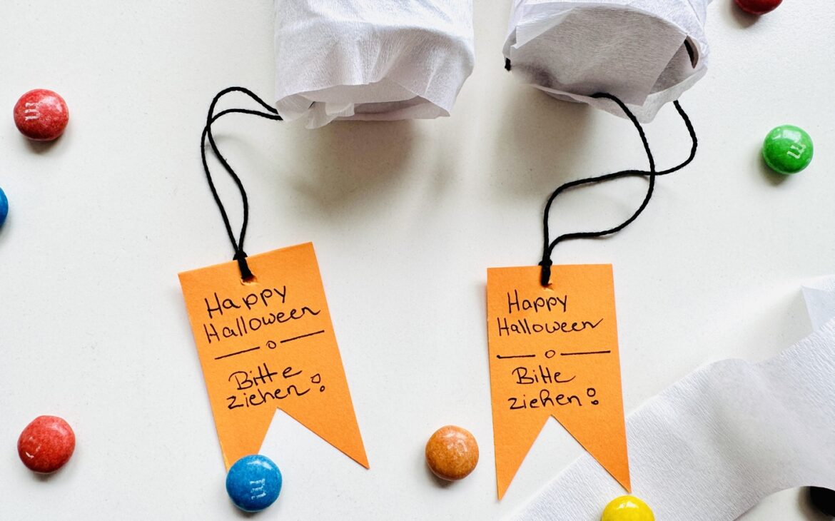 Halloween-Piñata basteln: Geist aus einer Klopapierrolle – einfache DIY-Idee für Kinder halloween pinata basteln 1170x730 - Halloween-Piñata basteln: Geist aus einer Klopapierrolle – einfache DIY-Idee für Kinder