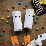 halloween pinata basteln geist klopapierrolle 160x160 - Spielidee für den Sommer: Duplo-Figuren einfrieren und stundenlangen Spielspaß erleben