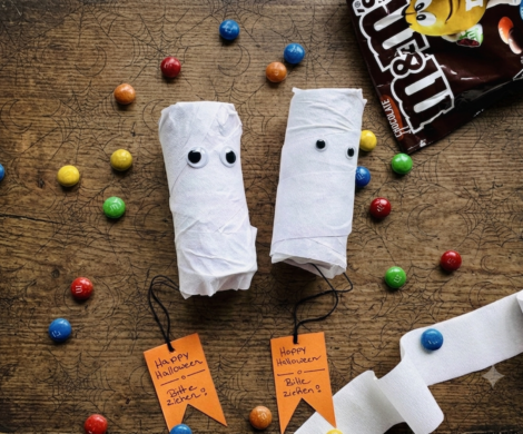 Halloween-Piñata basteln: Geist aus einer Klopapierrolle – einfache DIY-Idee für Kinder halloween pinata basteln geist klopapierrolle 470x390 - Halloween-Piñata basteln: Geist aus einer Klopapierrolle – einfache DIY-Idee für Kinder