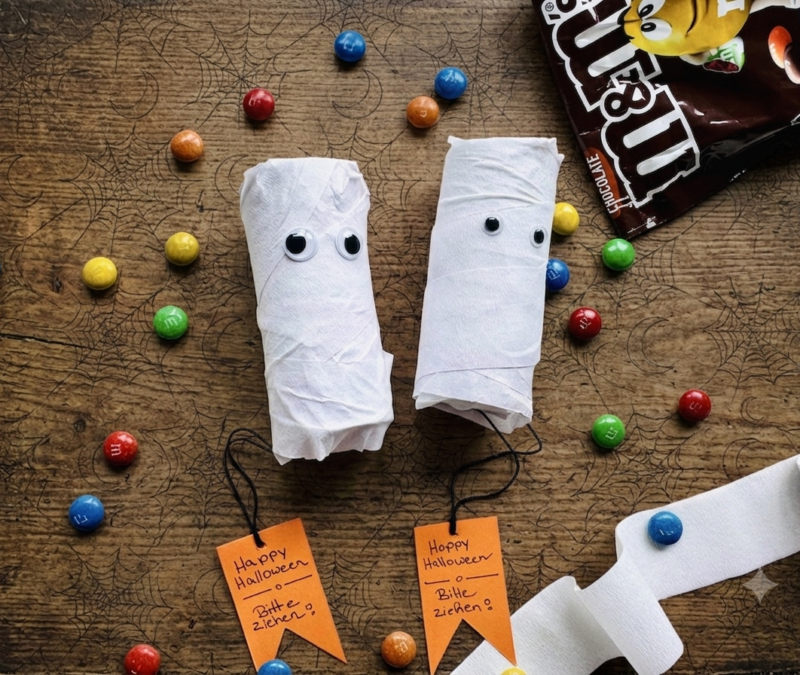 Halloween-Piñata basteln: Geist aus einer Klopapierrolle – einfache DIY-Idee für Kinder halloween pinata basteln geist klopapierrolle 800x675 - Halloween-Piñata basteln: Geist aus einer Klopapierrolle – einfache DIY-Idee für Kinder
