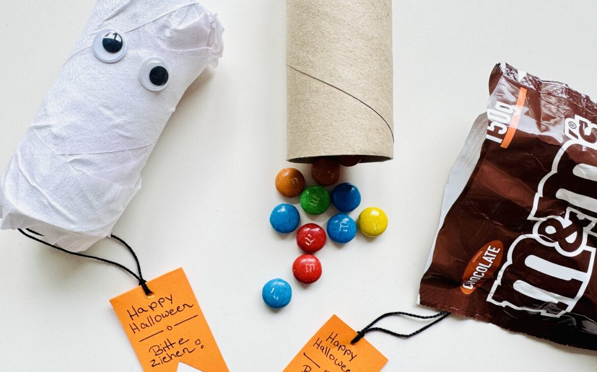 Halloween-Piñata basteln: Geist aus einer Klopapierrolle – einfache DIY-Idee für Kinder halloween pinata befuellen mit mms 1170x730 - Halloween-Piñata basteln: Geist aus einer Klopapierrolle – einfache DIY-Idee für Kinder