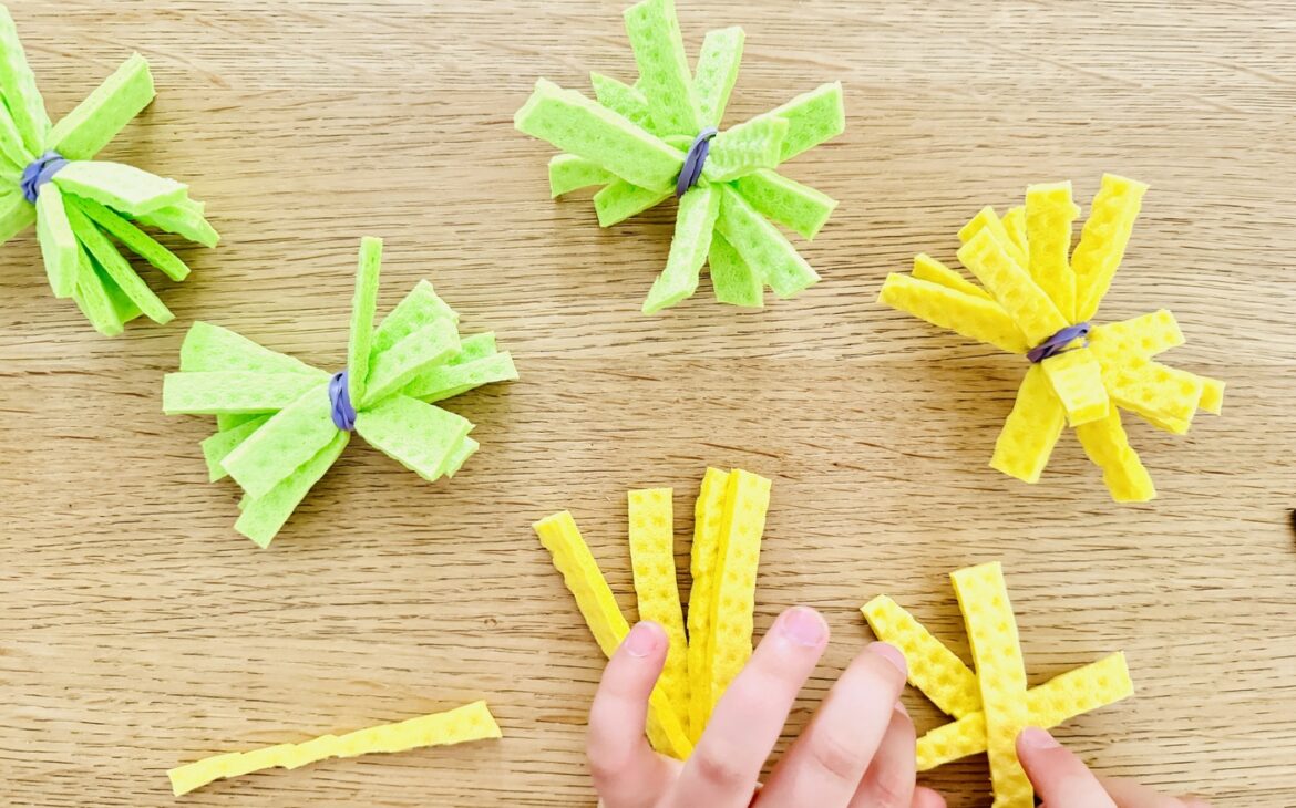 Sommer-Spielideen für Kinder: Die besten Ideen für heiße Tage wasserbomben aus schwammtuecherln basteln 1170x730 - Sommer-Spielideen für Kinder: Die besten Ideen für heiße Tage