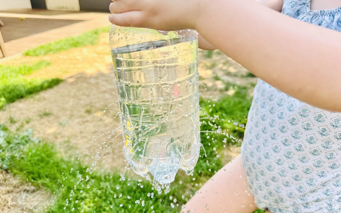 Sommer-Spielideen für Kinder: Die besten Ideen für heiße Tage wasserspiel sommer plastikflasche 1170x730 - Sommer-Spielideen für Kinder: Die besten Ideen für heiße Tage