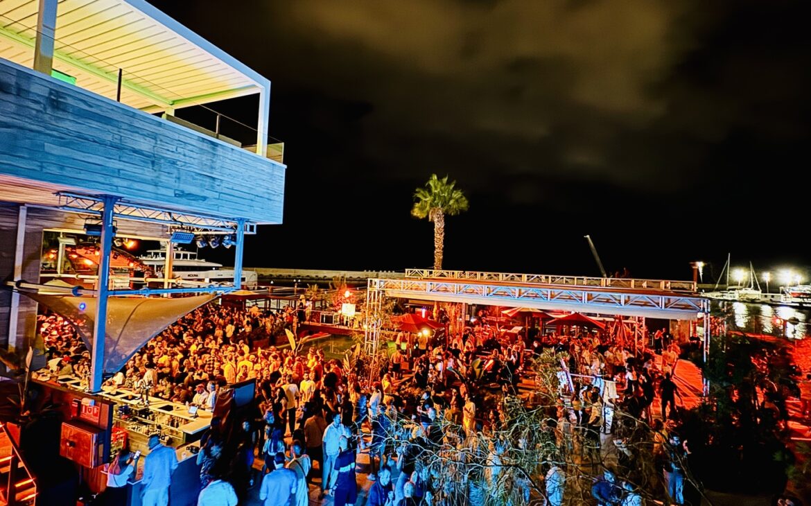 barcelona strandparty 1170x730 - Barcelona Sehensw&uuml;rdigkeiten: Die sch&ouml;nsten Highlights und Tipps f&uuml;r deinen St&auml;dtetrip