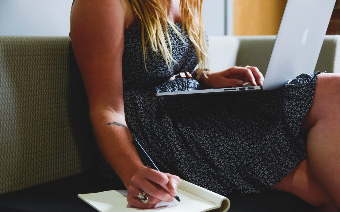 So gelingt ein moderner Business-Look für Frauen im Alltag frau arbeitet 1 1170x730 - So gelingt ein moderner Business-Look für Frauen im Alltag