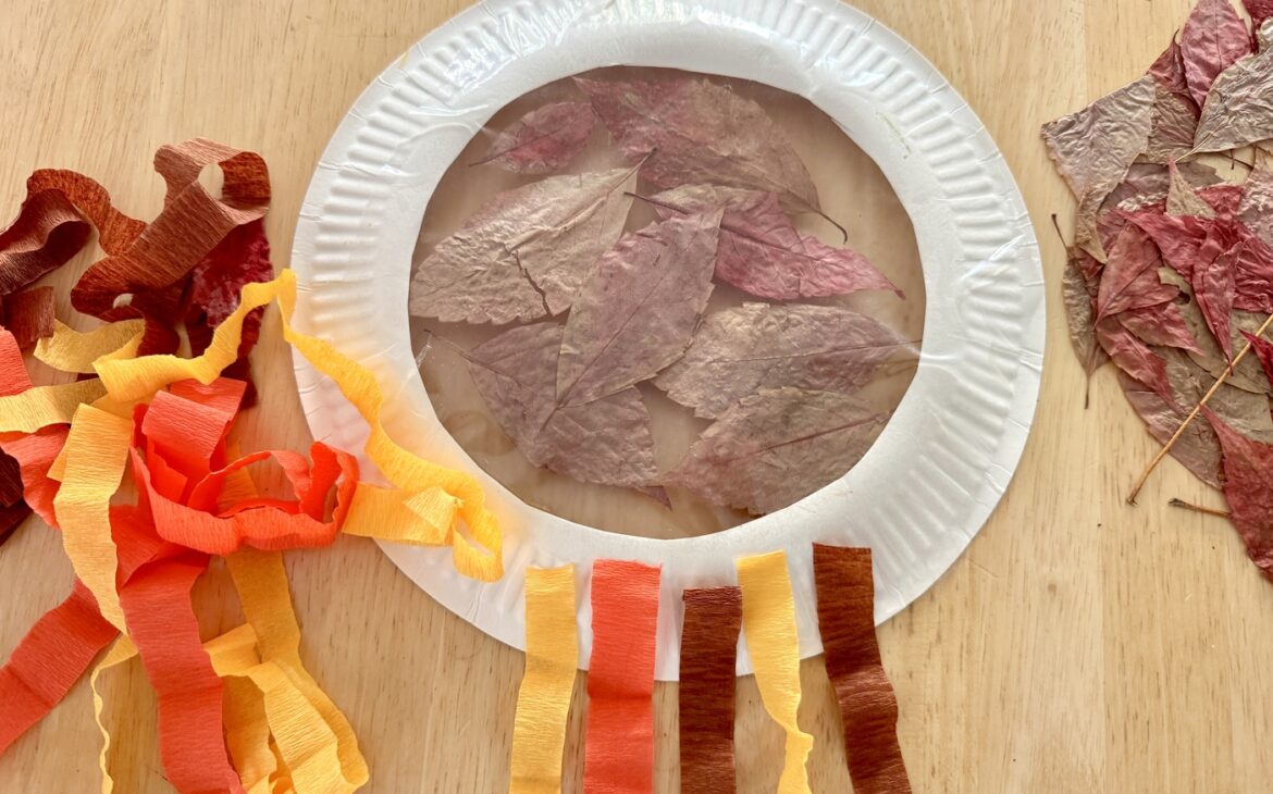 Herbst basteln mit Kindern: Sonnenfänger aus Pappteller und Blättern herbst basteln mit kindern naturmaterialien 1170x730 - Herbst basteln mit Kindern: Sonnenfänger aus Pappteller und Blättern