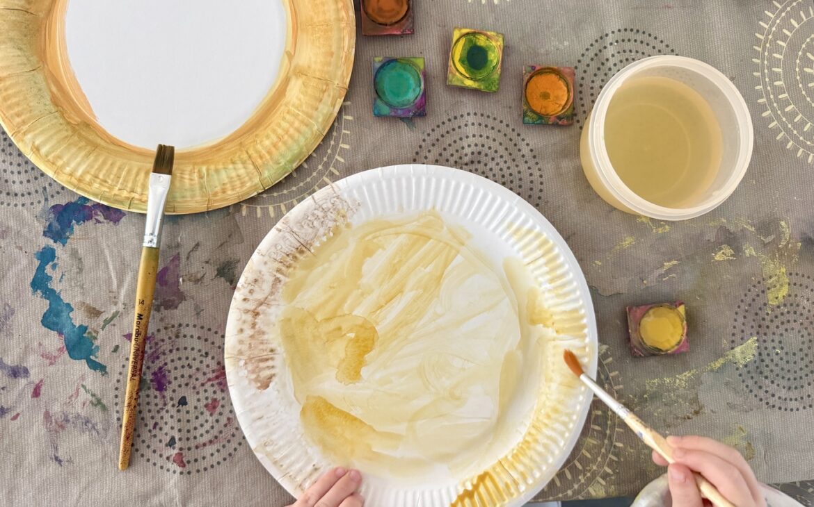 Herbst basteln mit Kindern: Sonnenfänger aus Pappteller und Blättern herbst sonnenfaenger pappteller basteln 1170x730 - Herbst basteln mit Kindern: Sonnenfänger aus Pappteller und Blättern