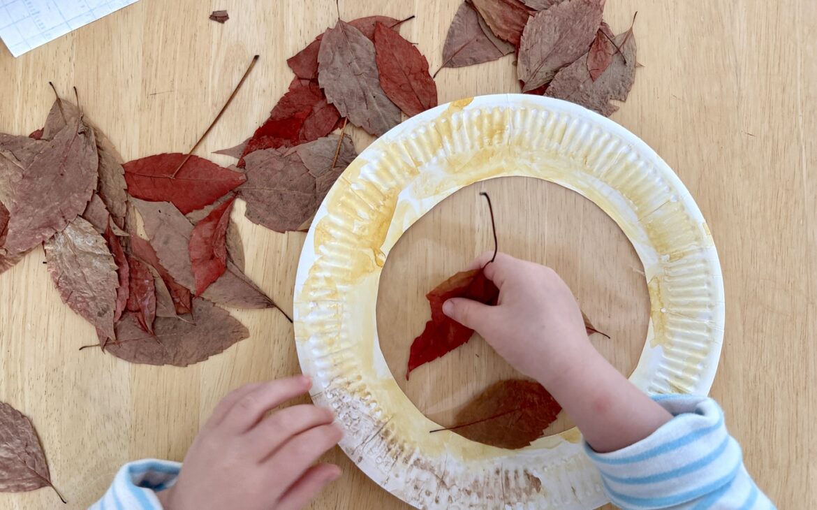 Herbst basteln mit Kindern: Sonnenfänger aus Pappteller und Blättern herbstblaetter sonnenfaenger basteln 1170x730 - Herbst basteln mit Kindern: Sonnenfänger aus Pappteller und Blättern