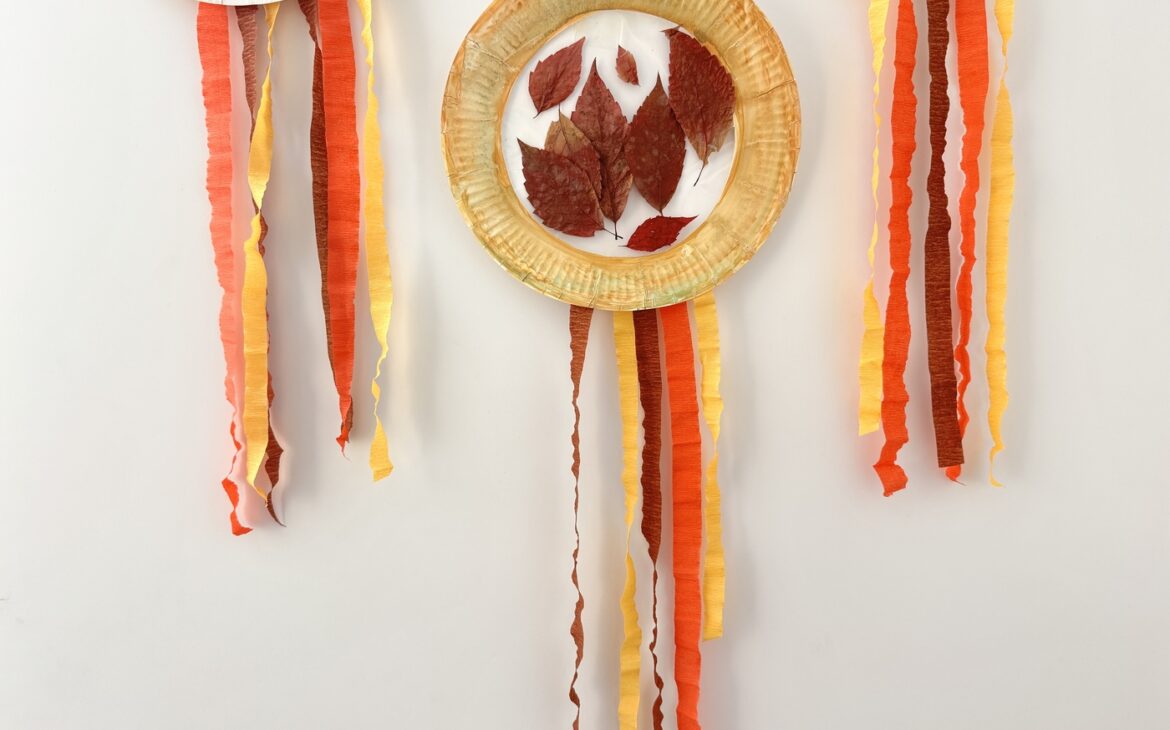 Herbst basteln mit Kindern: Sonnenfänger aus Pappteller und Blättern herbstdeko pappteller basteln kinder 1170x730 - Herbst basteln mit Kindern: Sonnenfänger aus Pappteller und Blättern