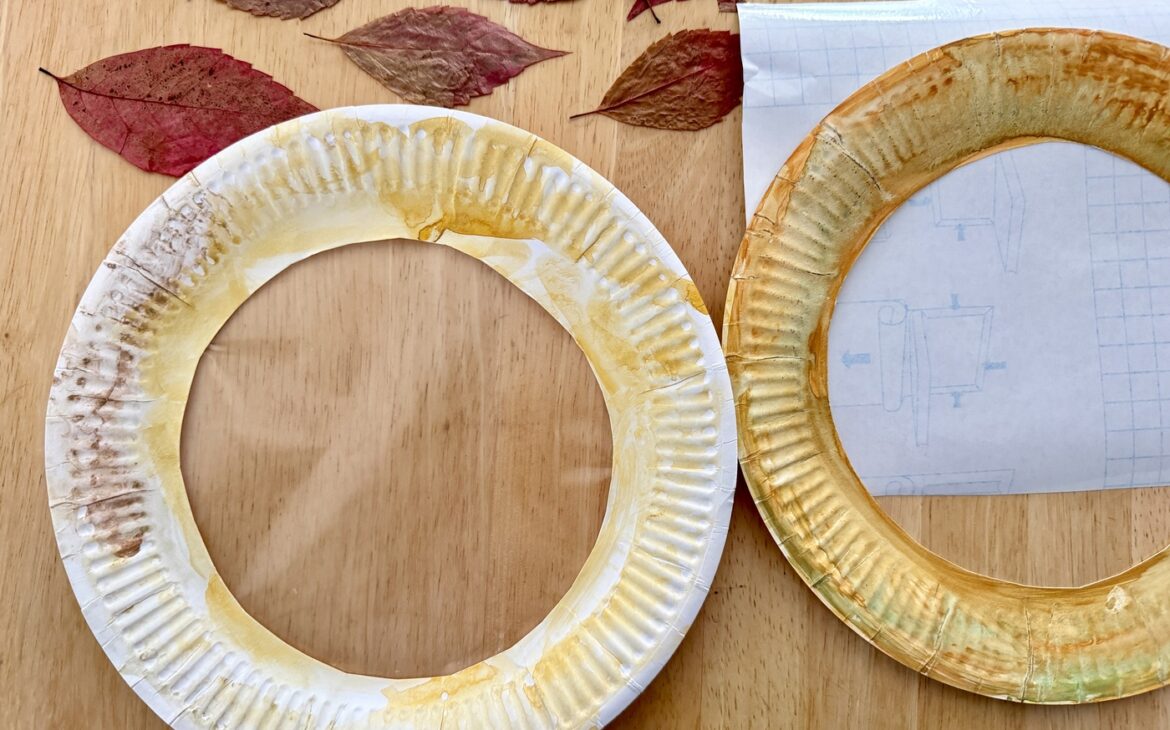 Herbst basteln mit Kindern: Sonnenfänger aus Pappteller und Blättern sonnenfaenger blaetter buchfolie basteln 1170x730 - Herbst basteln mit Kindern: Sonnenfänger aus Pappteller und Blättern