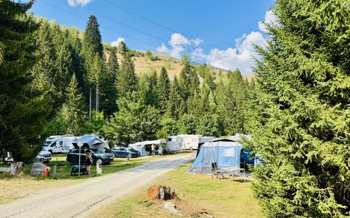 tcs camping disentis campingplatz stellplaetze 1 1170x730 - TCS Camping Disentis mit Kindern: Badesee, Wasserspielplatz & unsere Erfahrungen