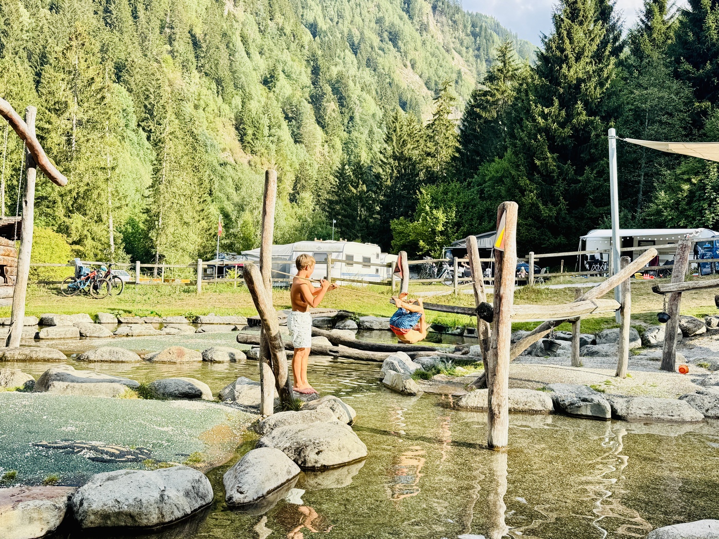 tcs camping disentis graubuenden - TCS Camping Disentis mit Kindern: Badesee, Wasserspielplatz & unsere Erfahrungen
