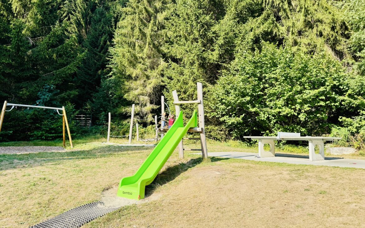 tcs camping disentis restaurant spielplatz 1170x730 - TCS Camping Disentis mit Kindern: Badesee, Wasserspielplatz & unsere Erfahrungen