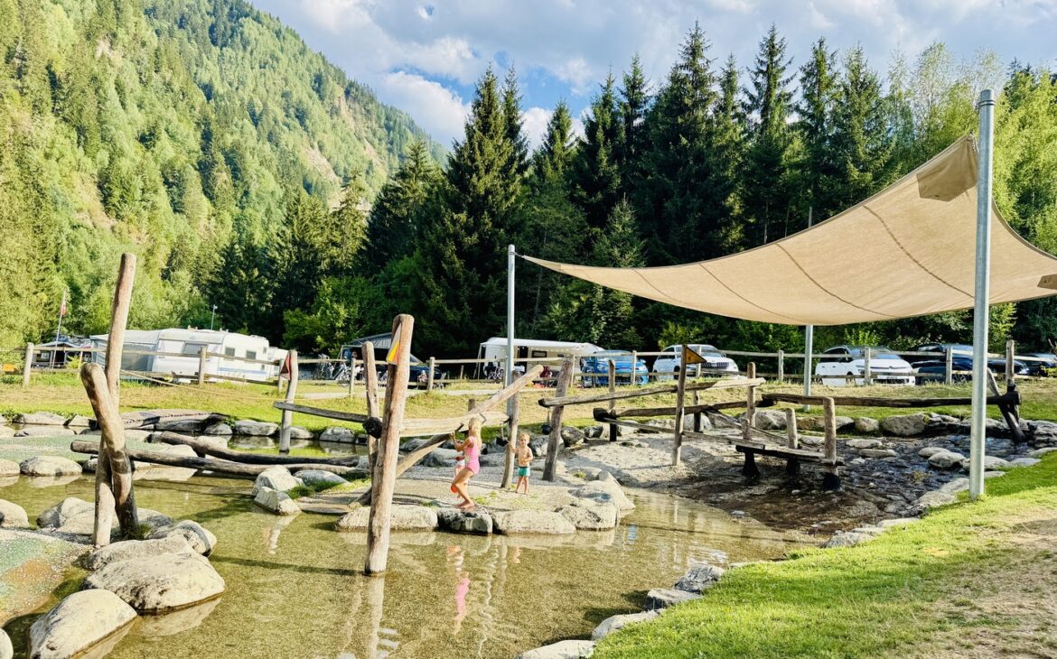 tcs camping disentis stellplatz wohnmobil 1170x730 - TCS Camping Disentis mit Kindern: Badesee, Wasserspielplatz & unsere Erfahrungen