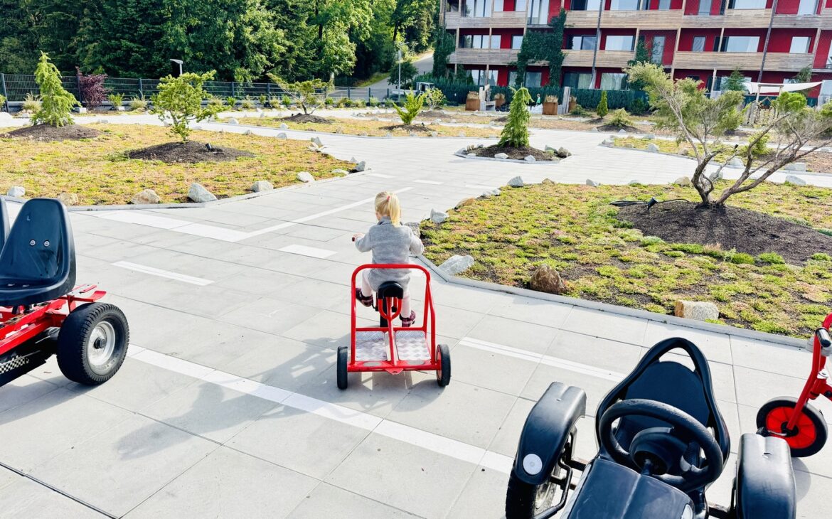 ulrichshof fahrzeugbereich kinderhotel 1170x730 - Familienhotel Bayern: Ulrichshof im Bayerischen Wald &ndash; unsere Erfahrung