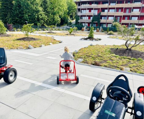 ulrichshof fahrzeugbereich kinderhotel 470x390 - ulrichshof-fahrzeugbereich-kinderhotel