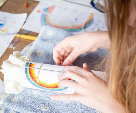 Personalisierte Geschenkideen zur Taufe für Mädchen: Besondere Erinnerungen schaffen Taufe Geschenk Maedchen 470x390 - Personalisierte Geschenkideen zur Taufe für Mädchen: Besondere Erinnerungen schaffen