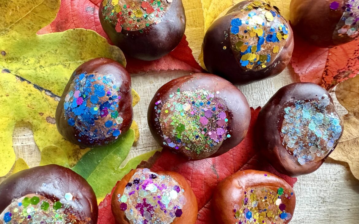 Kastanien mit Glitzer basteln: Einfache Herbstbastelei für Kleinkinder bunte kastanien mit glitzer bastelidee herbst 1170x730 - Kastanien mit Glitzer basteln: Einfache Herbstbastelei für Kleinkinder