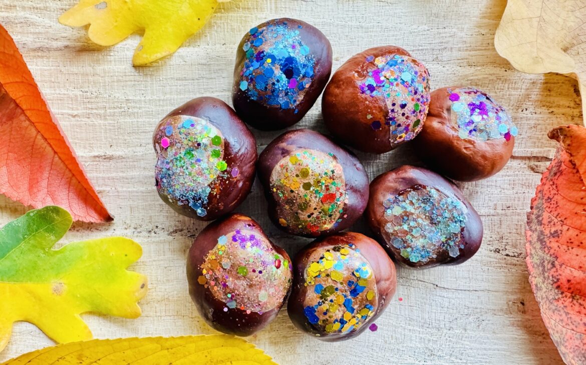 Kastanien mit Glitzer basteln: Einfache Herbstbastelei für Kleinkinder glitzerkastanien basteln 1170x730 - Kastanien mit Glitzer basteln: Einfache Herbstbastelei für Kleinkinder