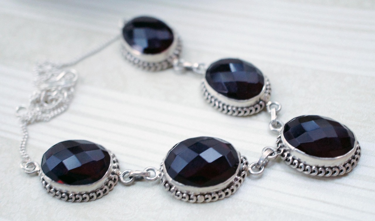 juwelen schmuck 2 - Amethyst oder Aquamarin: Welcher Edelstein passt zu deinem Alltag?