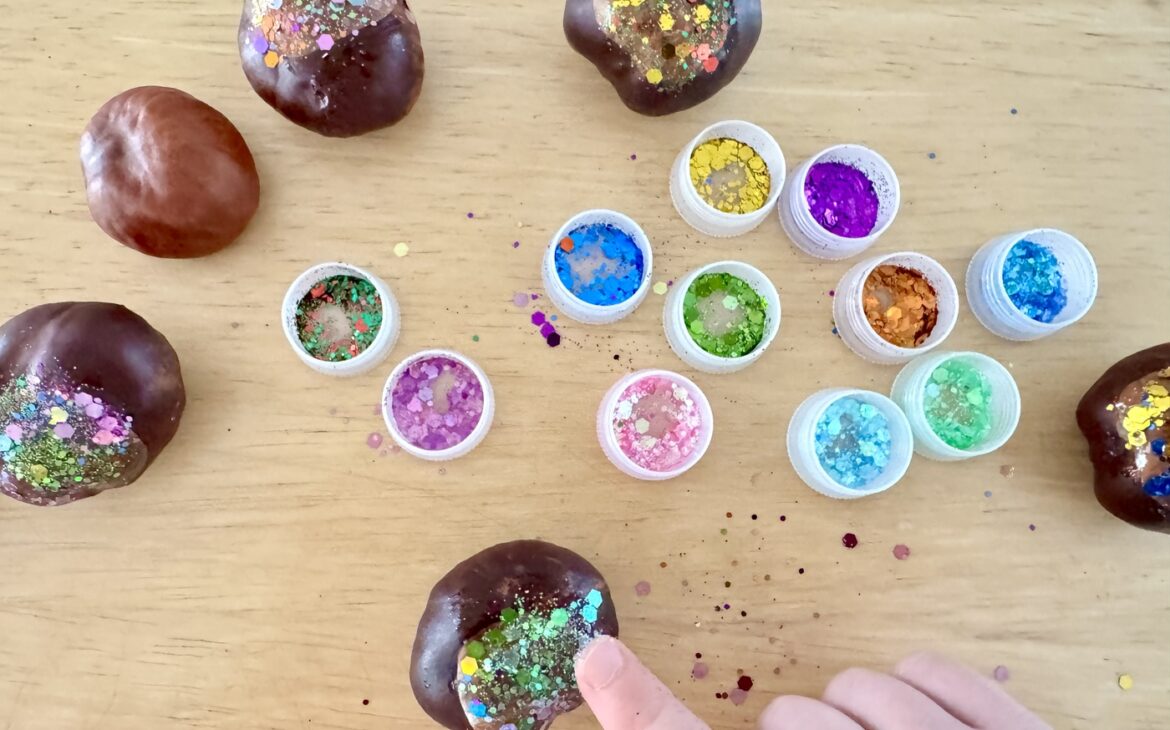 Kastanien mit Glitzer basteln: Einfache Herbstbastelei für Kleinkinder kastanie mit glitzer basteln anleitung 1170x730 - Kastanien mit Glitzer basteln: Einfache Herbstbastelei für Kleinkinder