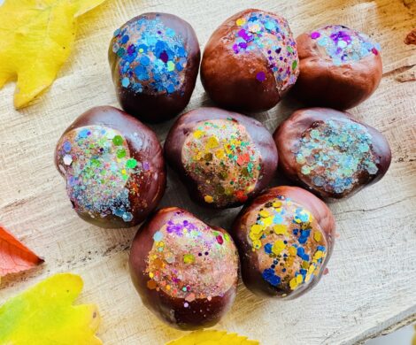 kastanien basteln mit kleinkind 470x390 - Kastanien mit Glitzer basteln: Einfache Herbstbastelei für Kleinkinder