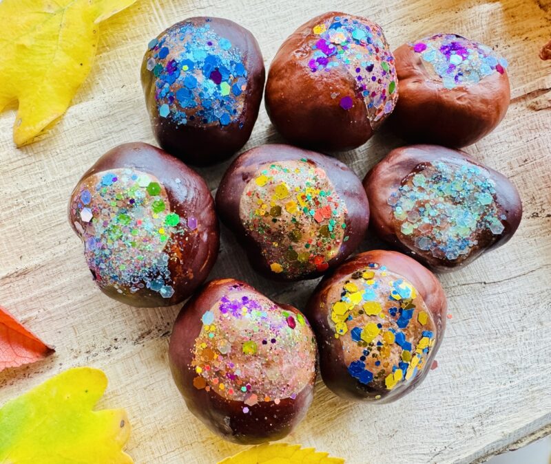 kastanien basteln mit kleinkind 800x675 - Kastanien mit Glitzer basteln: Einfache Herbstbastelei für Kleinkinder