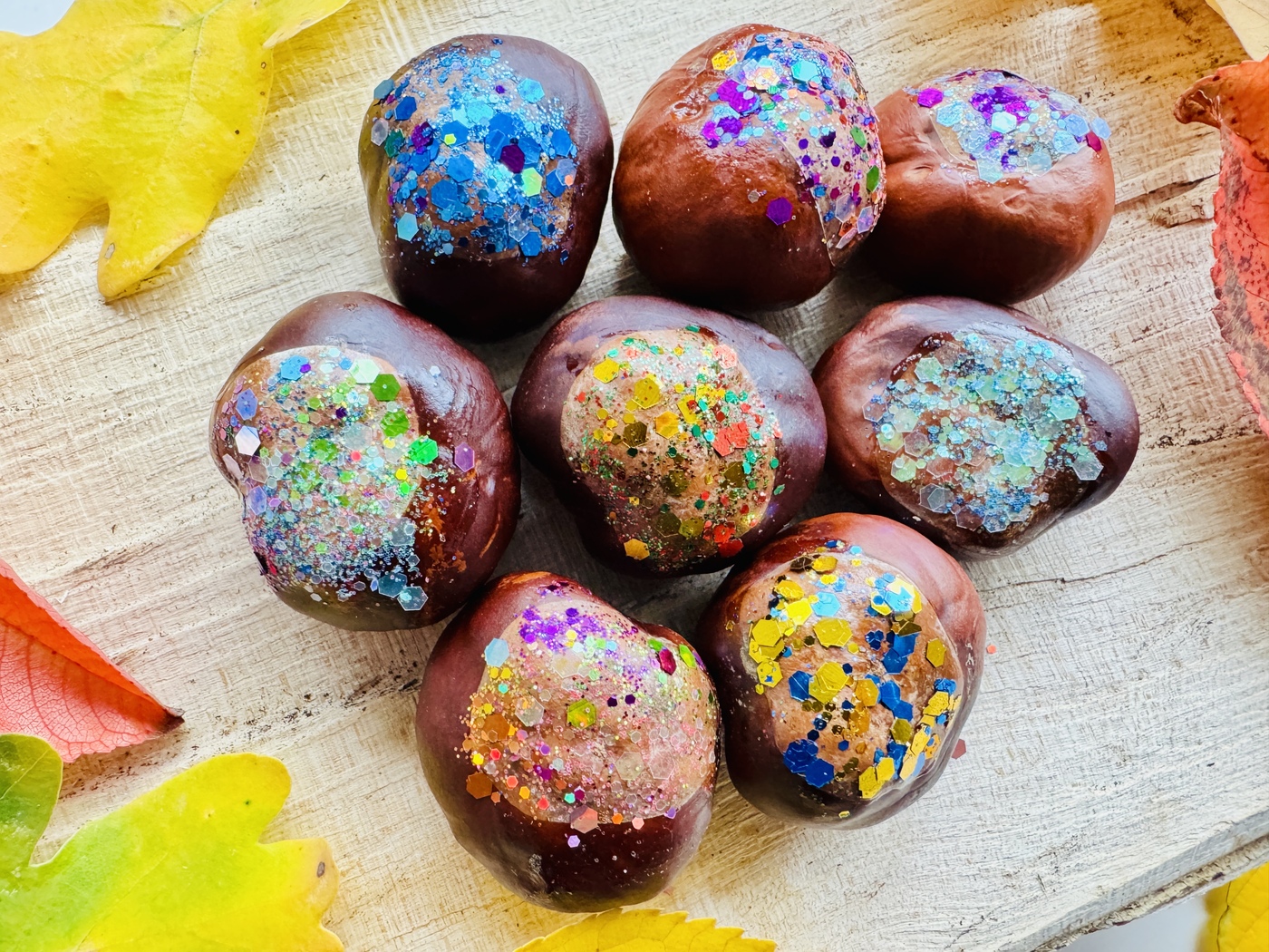 Kastanien mit Glitzer basteln: Einfache Herbstbastelei für Kleinkinder kastanien basteln mit kleinkind - Kastanien mit Glitzer basteln: Einfache Herbstbastelei für Kleinkinder