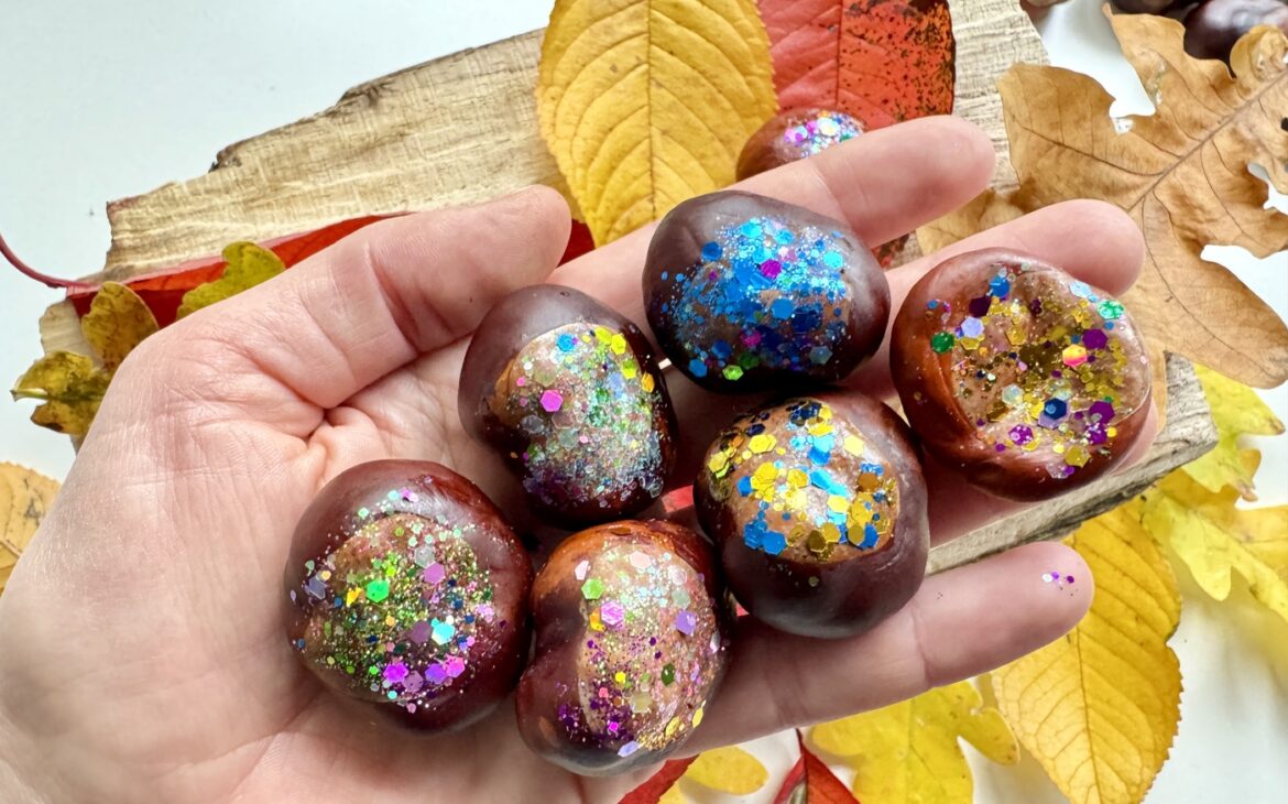 Kastanien mit Glitzer basteln: Einfache Herbstbastelei für Kleinkinder kastanien mit glitzer herbstdekoration 1170x730 - Kastanien mit Glitzer basteln: Einfache Herbstbastelei für Kleinkinder
