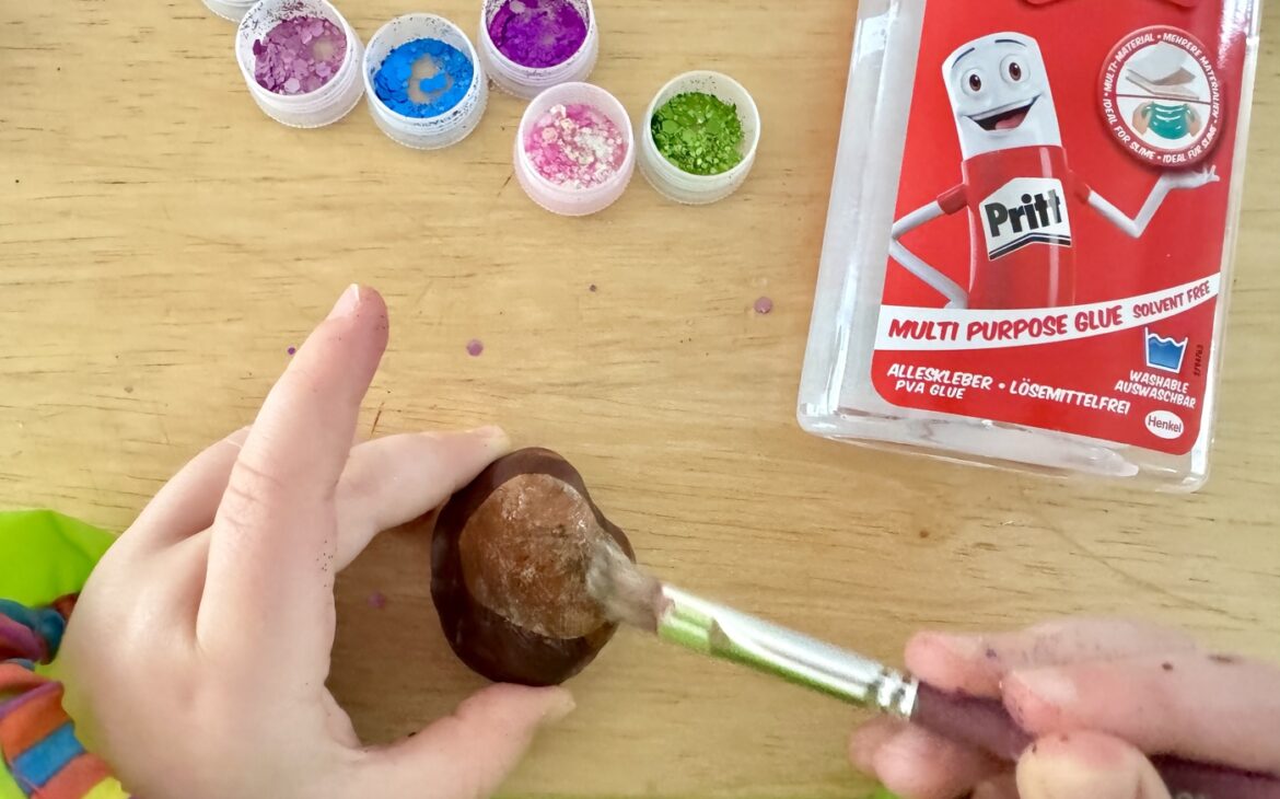 Kastanien mit Glitzer basteln: Einfache Herbstbastelei für Kleinkinder kastanien mit glitzer verzieren kleinkinder 1170x730 - Kastanien mit Glitzer basteln: Einfache Herbstbastelei für Kleinkinder