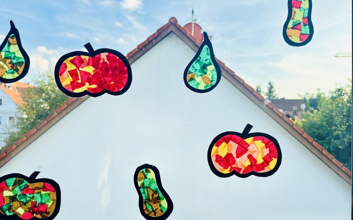 Herbst basteln mit Kindern: 7 einfache Ideen für die ganze Familie kuerbis fensterbild herbstdeko kinder 1170x730 - Herbst basteln mit Kindern: 7 einfache Ideen für die ganze Familie