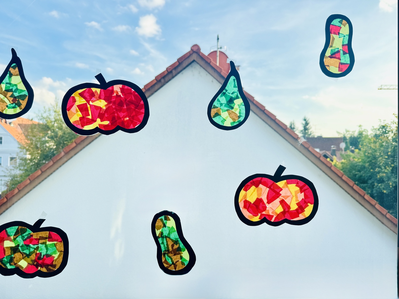 Kürbis-Fensterbilder basteln mit Kindern für den Herbst inkl. kostenloser Vorlage kuerbis fensterbild herbstdeko kinder - Kürbis-Fensterbilder basteln mit Kindern für den Herbst inkl. kostenloser Vorlage