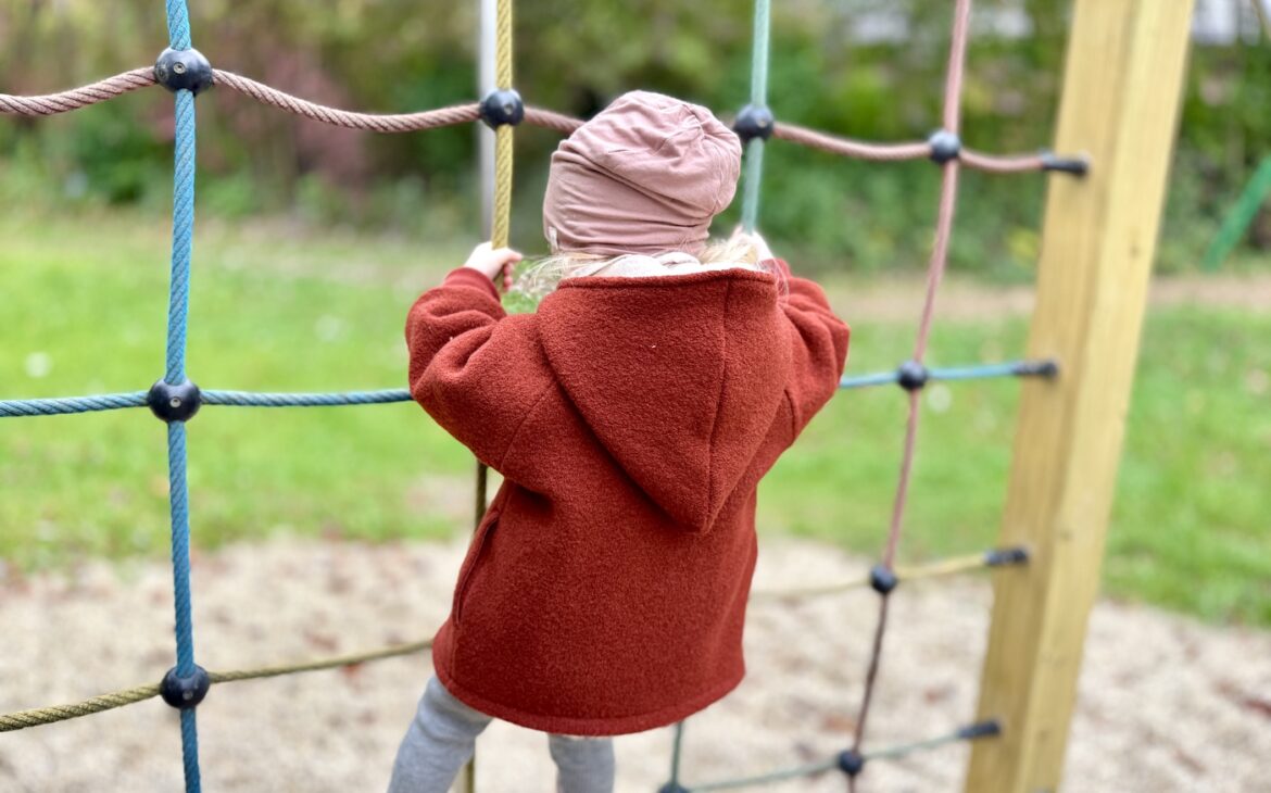 Wollwalk Winterjacke für Kinder: Warum sie im Winter so beliebt ist nachhaltige kinderkleidung wollwalkjacke 1170x730 - Wollwalk Winterjacke für Kinder: Warum sie im Winter so beliebt ist