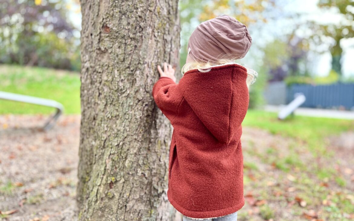 Wollwalk Winterjacke für Kinder: Warum sie im Winter so beliebt ist petit cochon wollwalkjacke kinder winteroutfit 1170x730 - Wollwalk Winterjacke für Kinder: Warum sie im Winter so beliebt ist