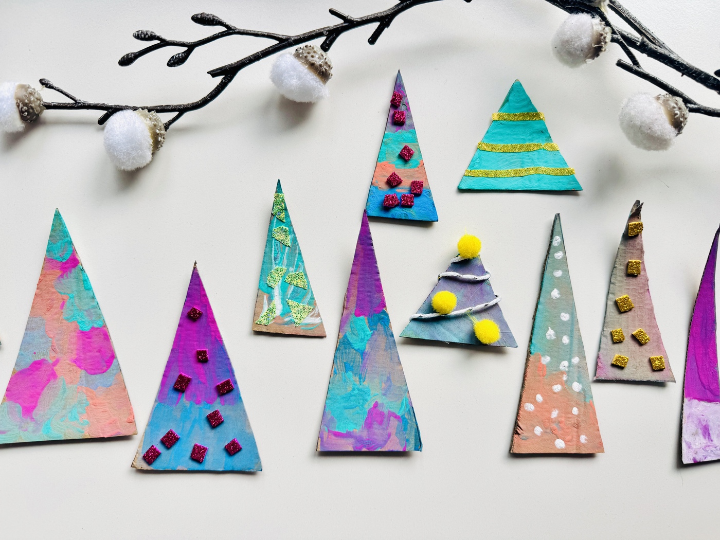 tannenbaum aus pappe basteln weihnachtsdeko - Tannenbaum basteln mit Kindern: Einfache Weihnachtsdeko aus Pappe