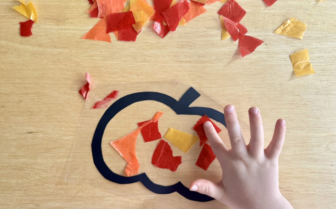 Kürbis-Fensterbilder basteln mit Kindern für den Herbst inkl. kostenloser Vorlage transparentpapier kuerbis fensterbild basteln 1170x730 - Kürbis-Fensterbilder basteln mit Kindern für den Herbst inkl. kostenloser Vorlage