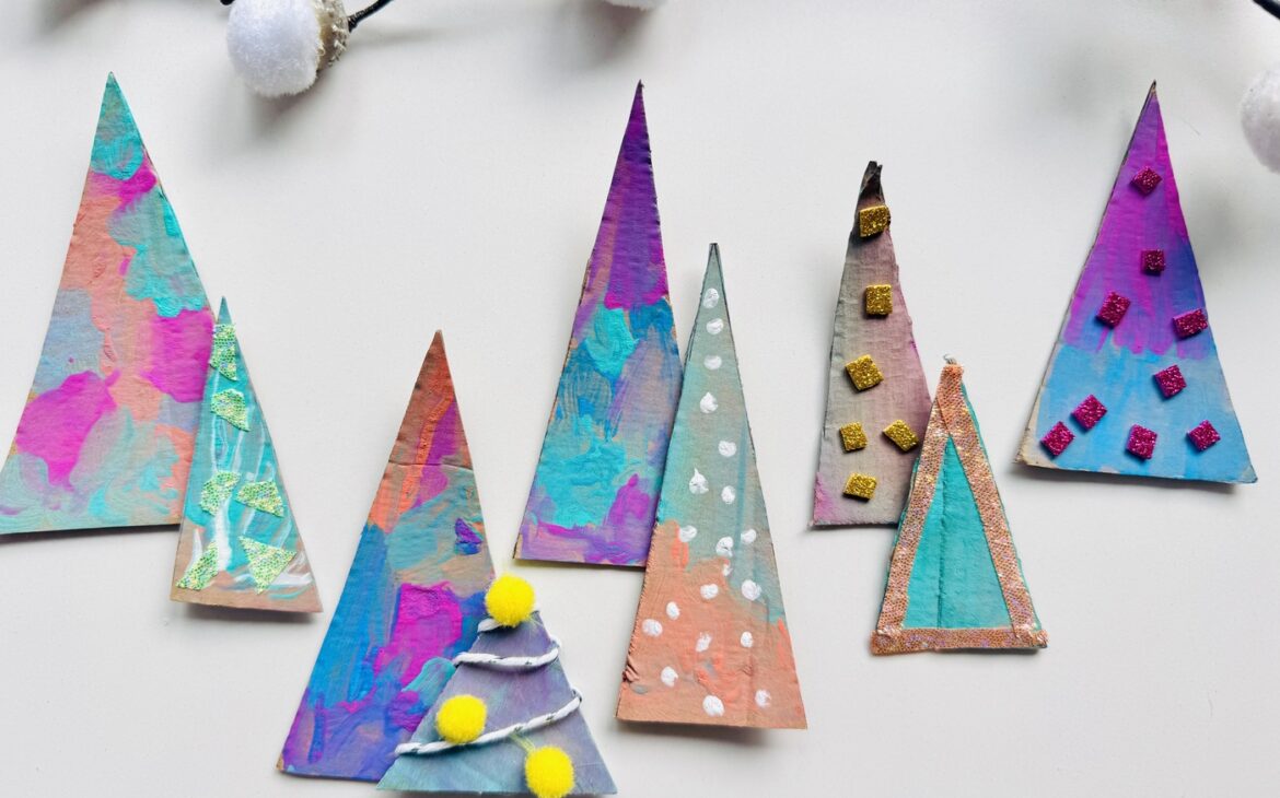 weihnachtsbasteln mit kindern tannenbaeume aus pappe 1170x730 - Tannenbaum basteln mit Kindern: Einfache Weihnachtsdeko aus Pappe