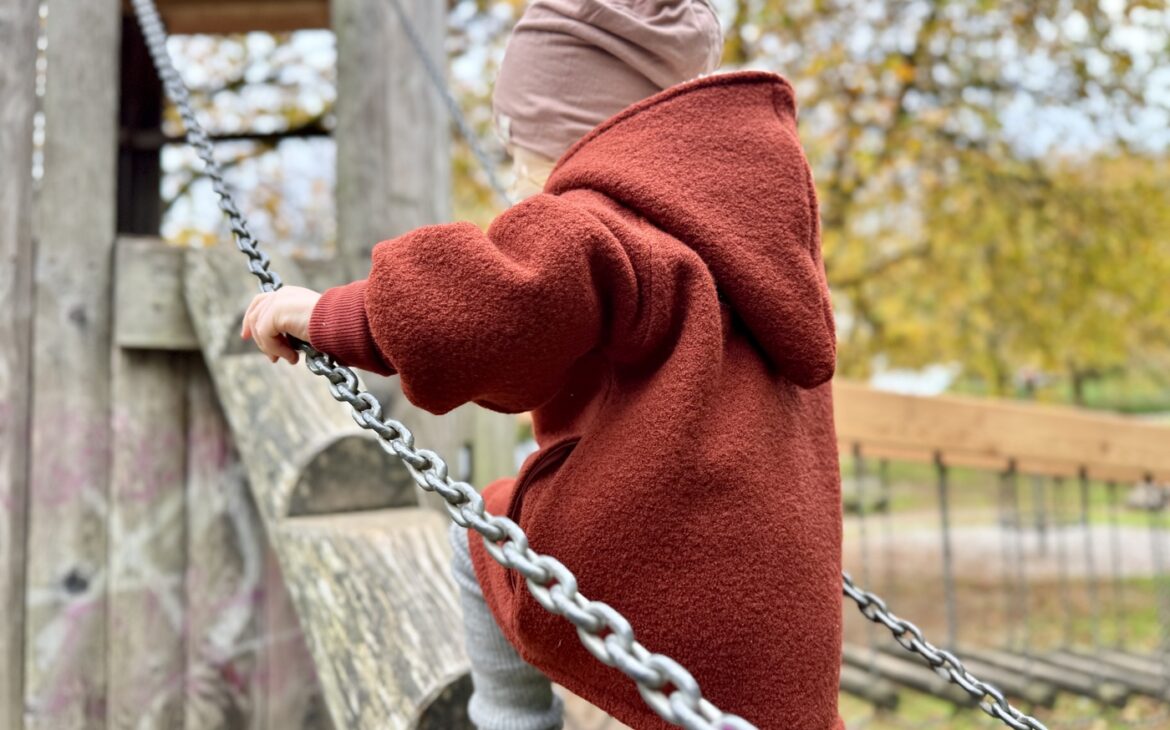 Wollwalk Winterjacke für Kinder: Warum sie im Winter so beliebt ist wollwalkjacke kinder mit teddyfutter 1170x730 - Wollwalk Winterjacke für Kinder: Warum sie im Winter so beliebt ist