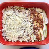 zucchini lasagne einschichten 160x160 - Zucchini Lasagne mit Hackfleisch: Einfaches Familienrezept